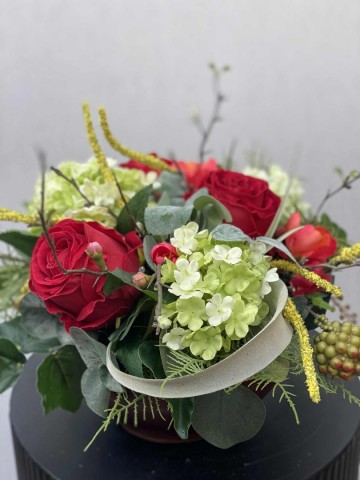 106 bloemstuk zijden rozen en viburnum nr 106 3