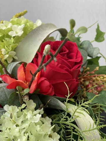 106 bloemstuk zijden rozen en viburnum nr 106 5