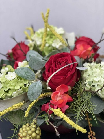 106 bloemstuk zijden rozen en viburnum nr 106 7