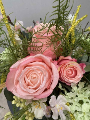 112 bloemstuk zijden rozen en viburnum nr 112 3