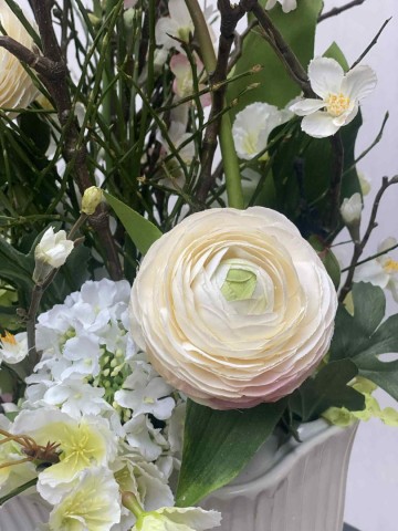 114 bloemstuk zijden ranonkel en magnolia nr 114 2