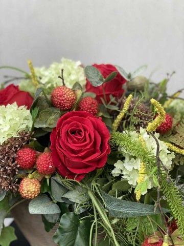 64 bloemstuk zijde rozen en viburnum nr 64 3