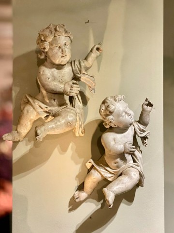 Twee houtgestoken putti lenteca 1730 1750   matthijs hazeleger   bert hazeleger   de grote tuinverbouwing 1