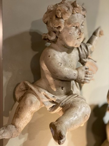 Twee houtgestoken putti lenteca 1730 1750   matthijs hazeleger   bert hazeleger   de grote tuinverbouwing 2