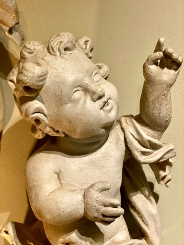 Twee houtgestoken putti lenteca 1730 1750   matthijs hazeleger   bert hazeleger   de grote tuinverbouwing 3